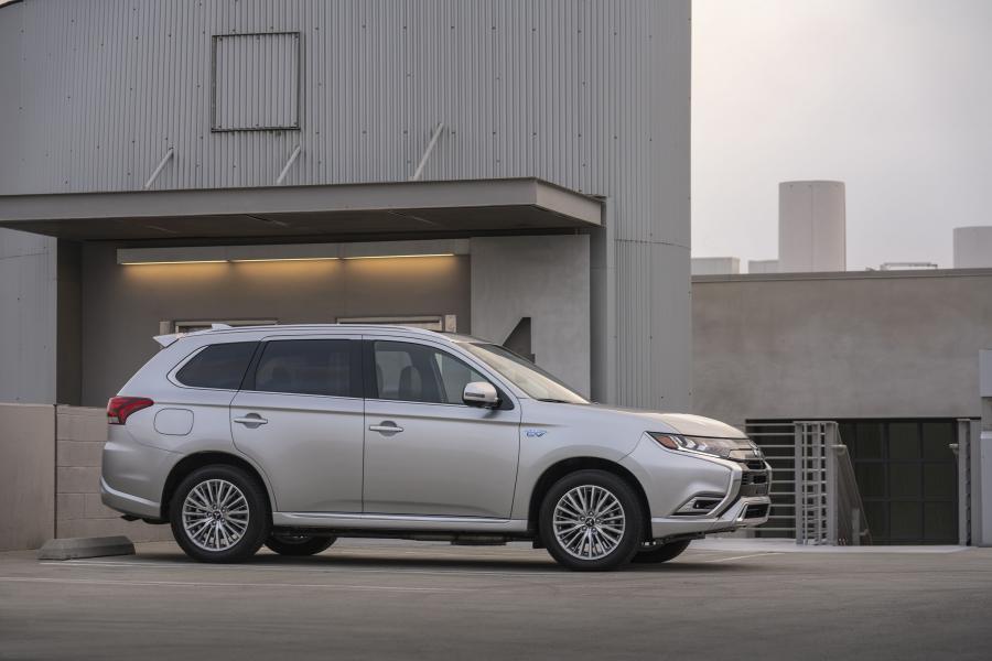  Mitsubishi Outlander PHEV 2018 года  (NA) (фото 20 из 41)
